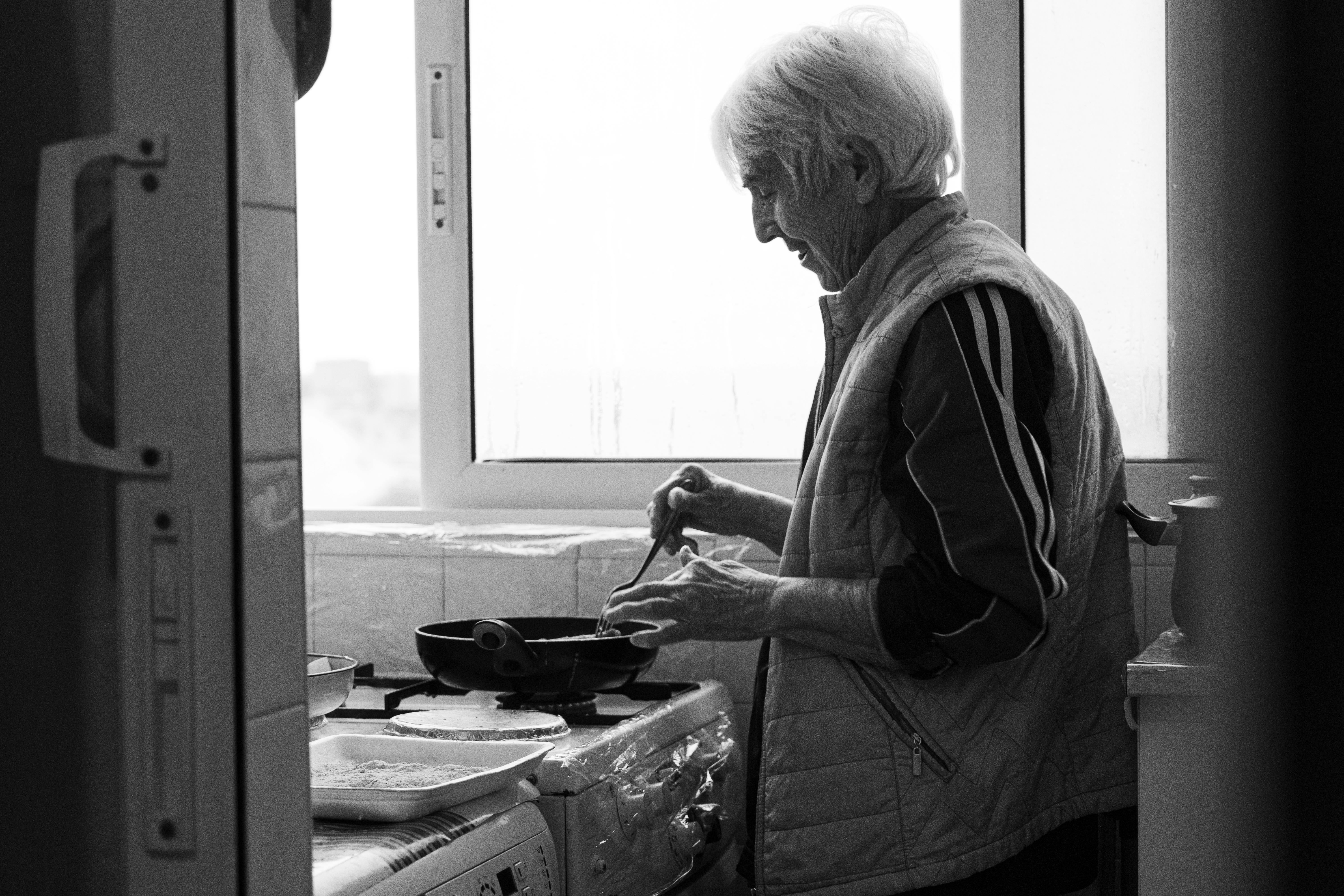 Oma makes eggs